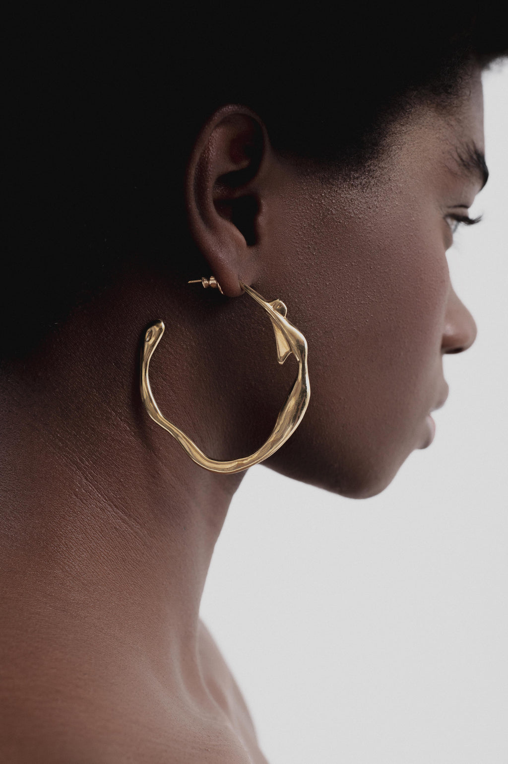 Mulher-Cobra Gold-Plated Hoops